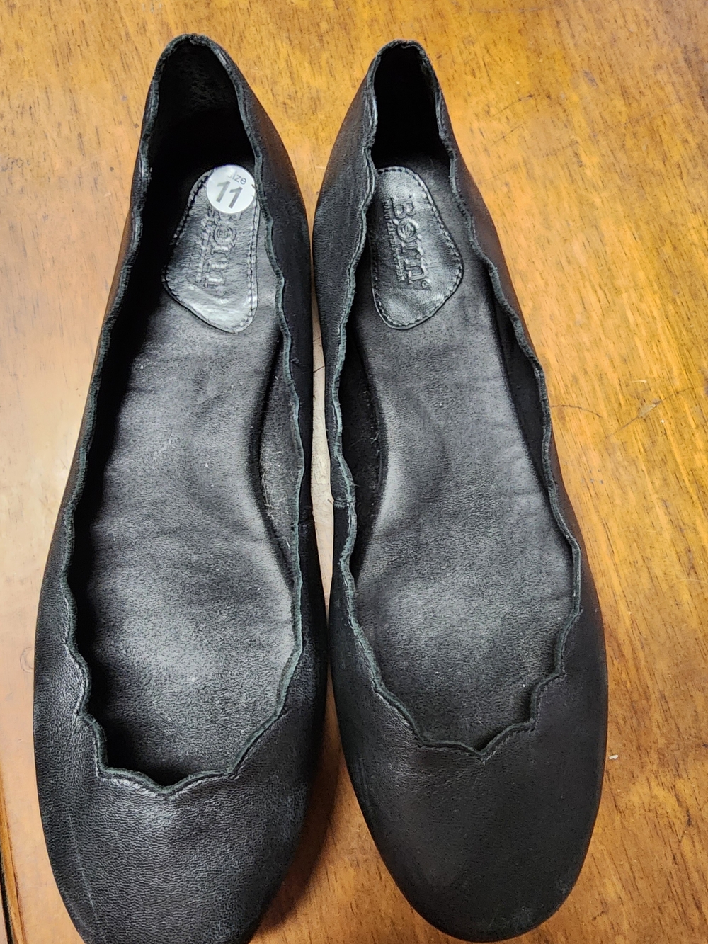 Born Women's Sz 11 Black Scalloped Ballet Flats